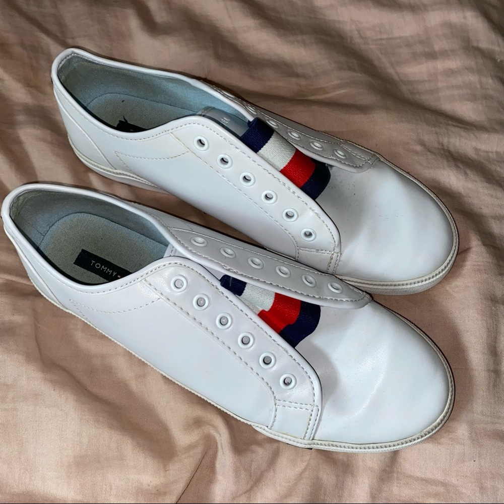 Tennis shoes